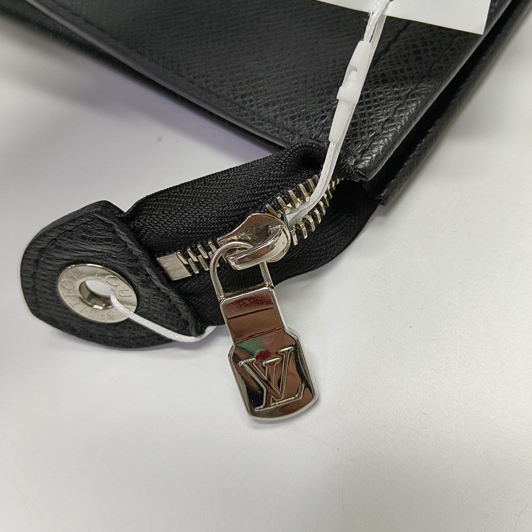 Pochette Voyag MM Calfskin Black