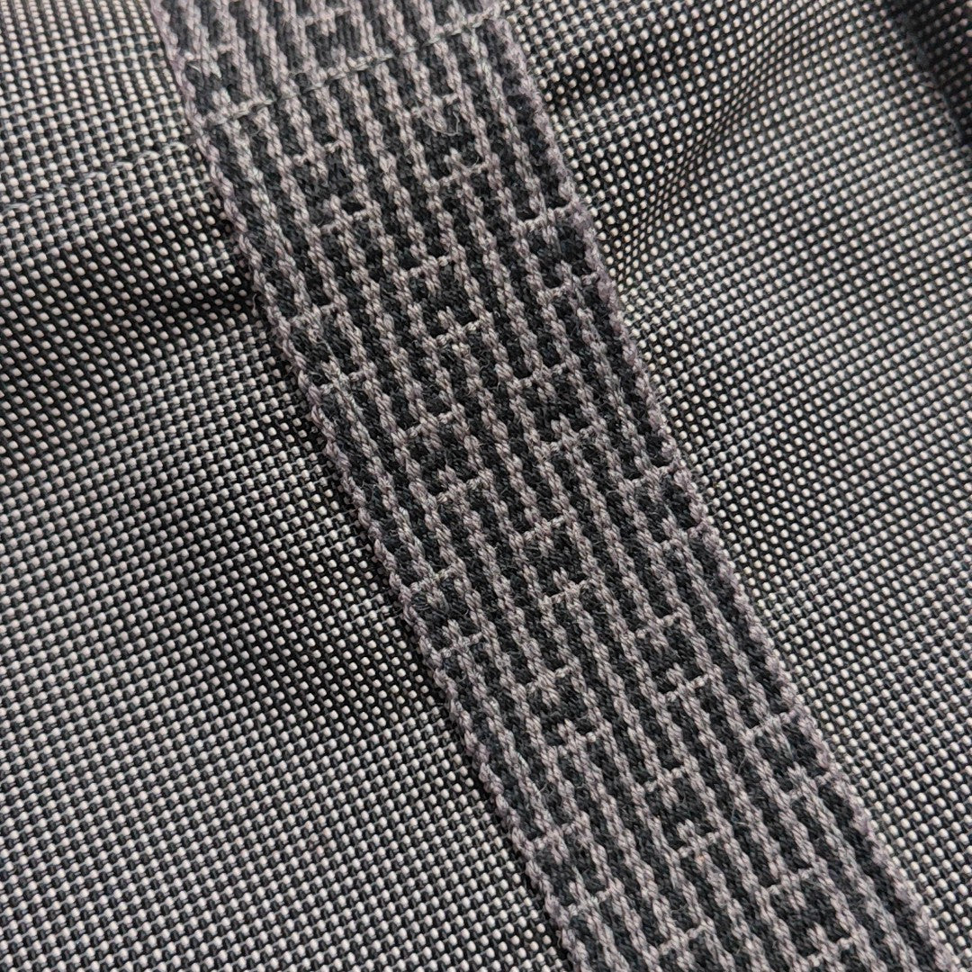 Her Line 31 Canvas Gray