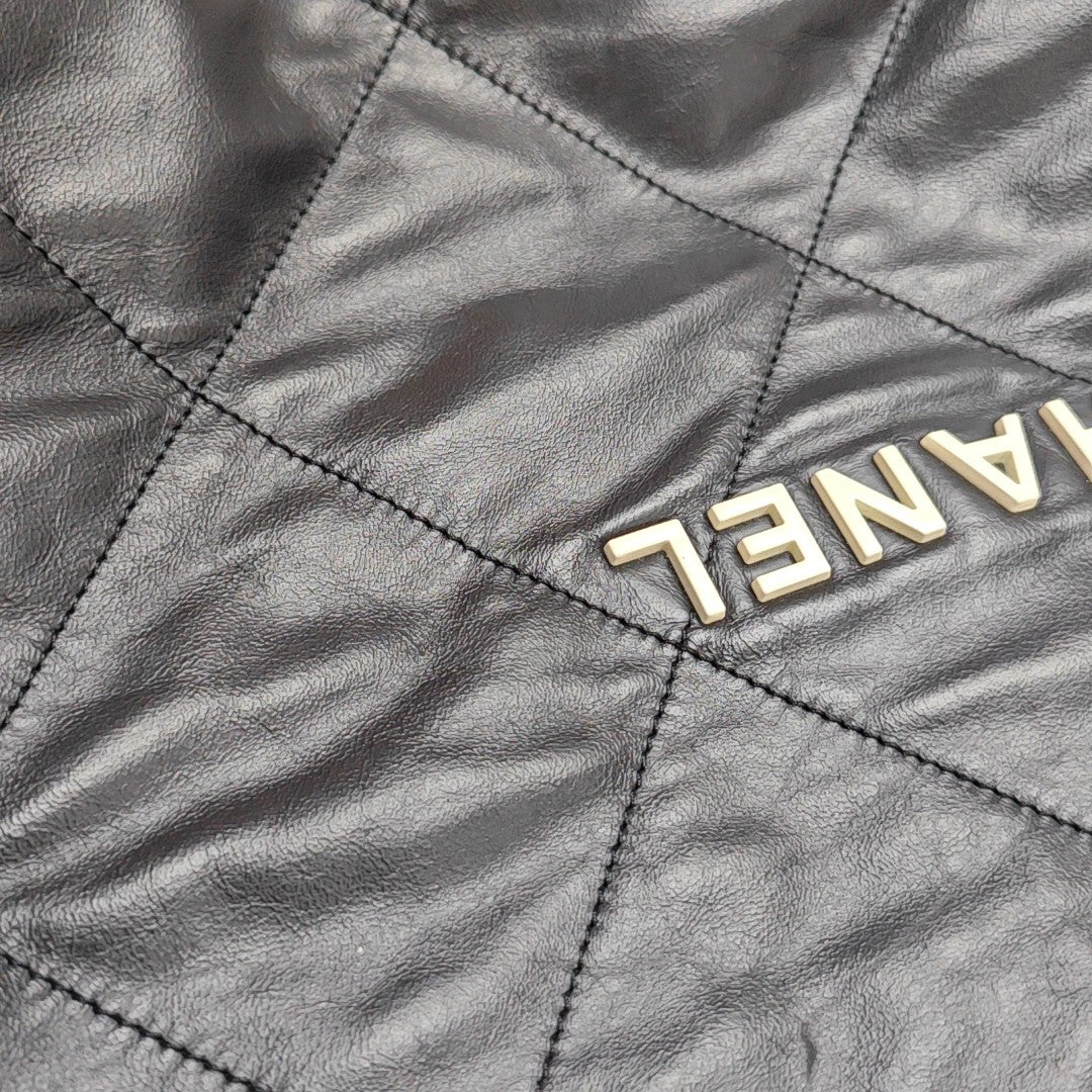 CHANEL 22 Medium Quilted Calfskin Black