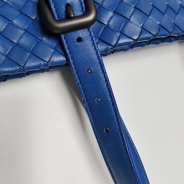 Cesta de piel de cordero azul