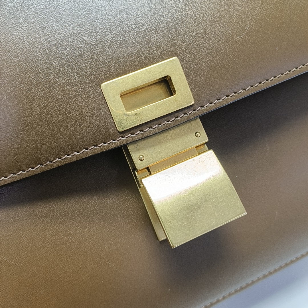 CLASSIC BOX Medium Calfskin Brown