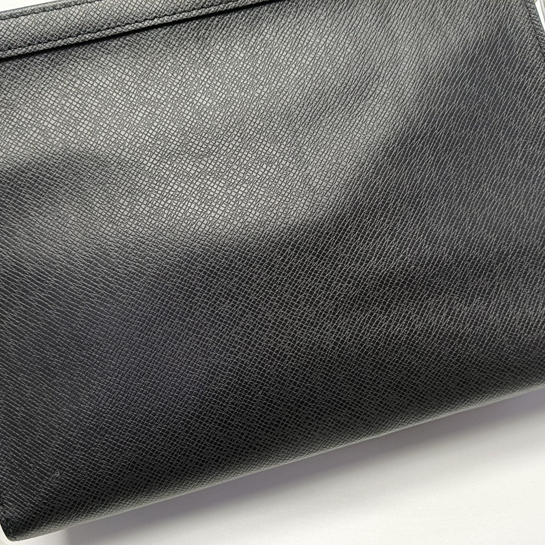 Pochette Voyag MM Calfskin Black