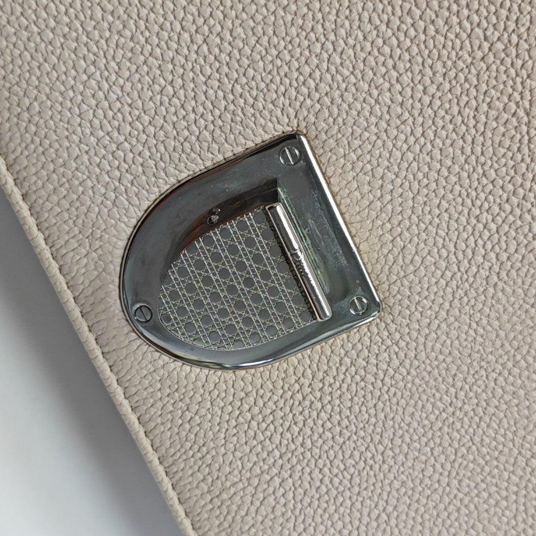 Diorama Medium Cannage Calfskin Pink