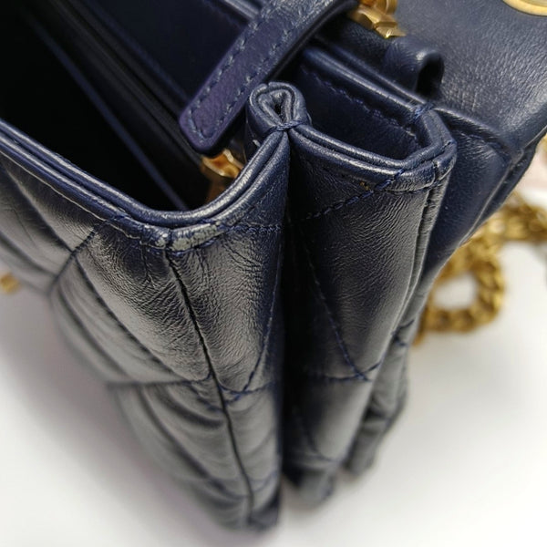 Authenticated pre-owned  CLASSIC FLAP Quilted Lambskin Blue - Crossbody Bag at Looply