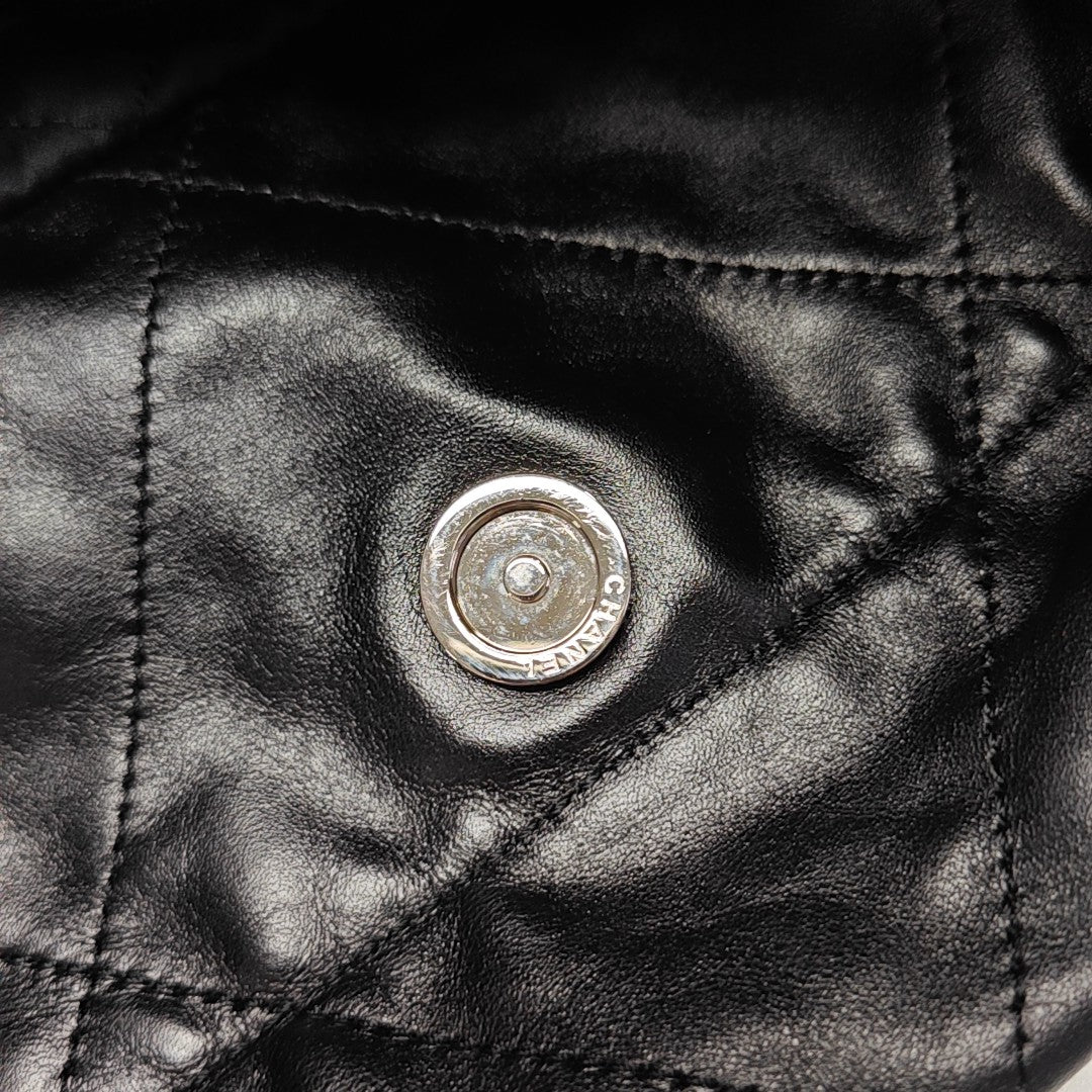 CHANEL 22 Medium Quilted Calfskin Black