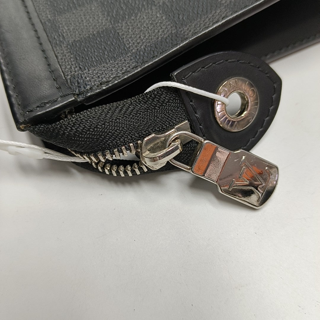 Pochette Voyag MM Damier Graphite Coated Canvas Gray
