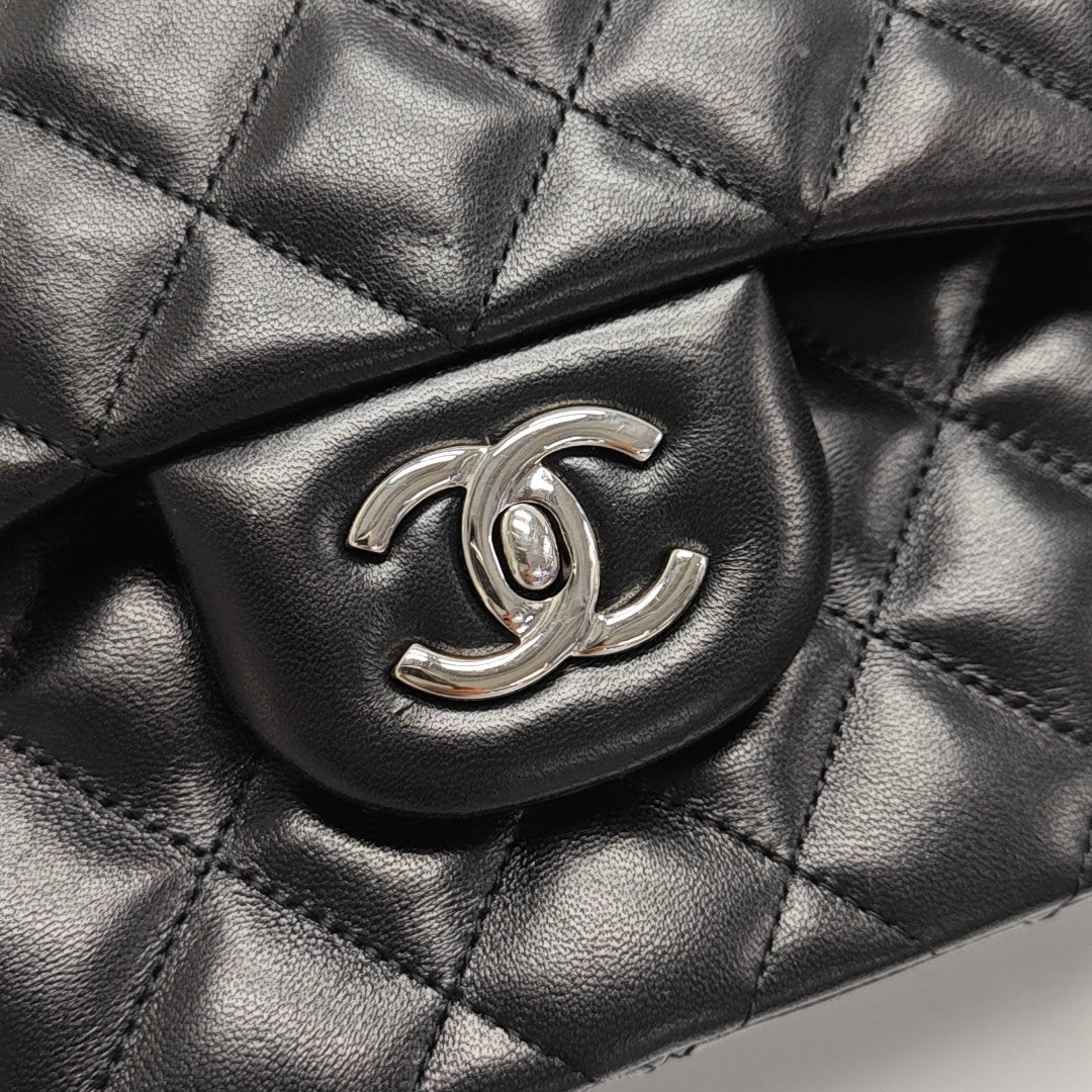 CLASSIC FLAP Jumbo Quilted Lambskin Black