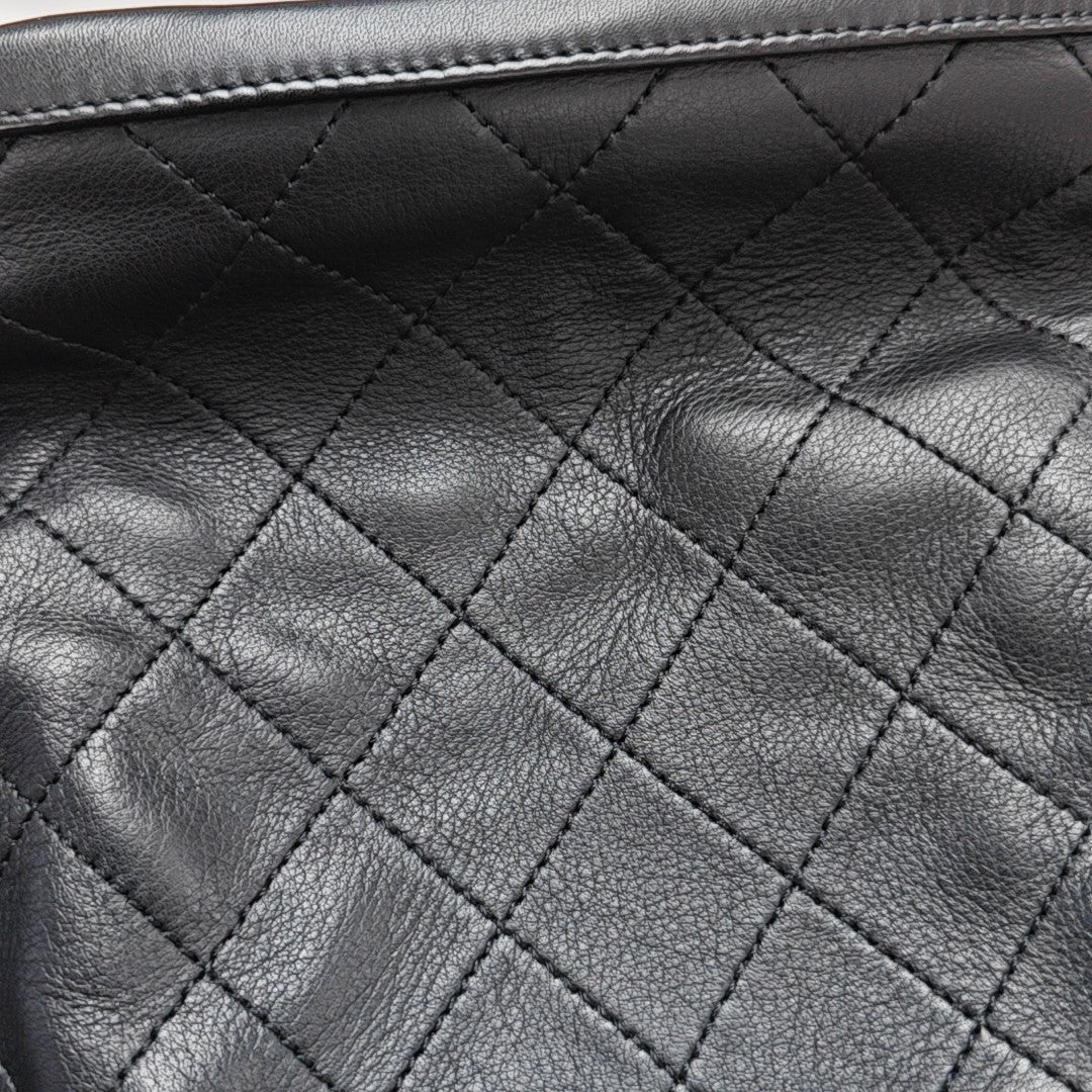 CC DRAWSTRING BUCKET Small Quilted Calfskin Black