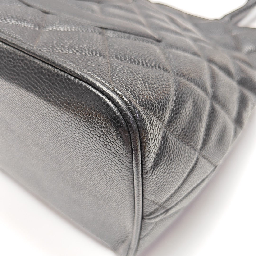 Authenticated pre-owned  MEDALLION Quilted Calfskin Black - Shoulder Bag at Looply