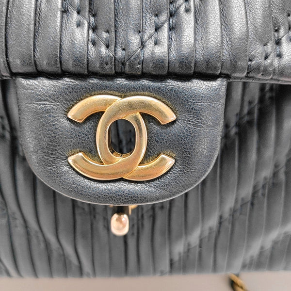 Authenticated pre-owned  CLASSIC FLAP Medium Chevron, Quilted Lambskin Blue - Crossbody Bag at Looply