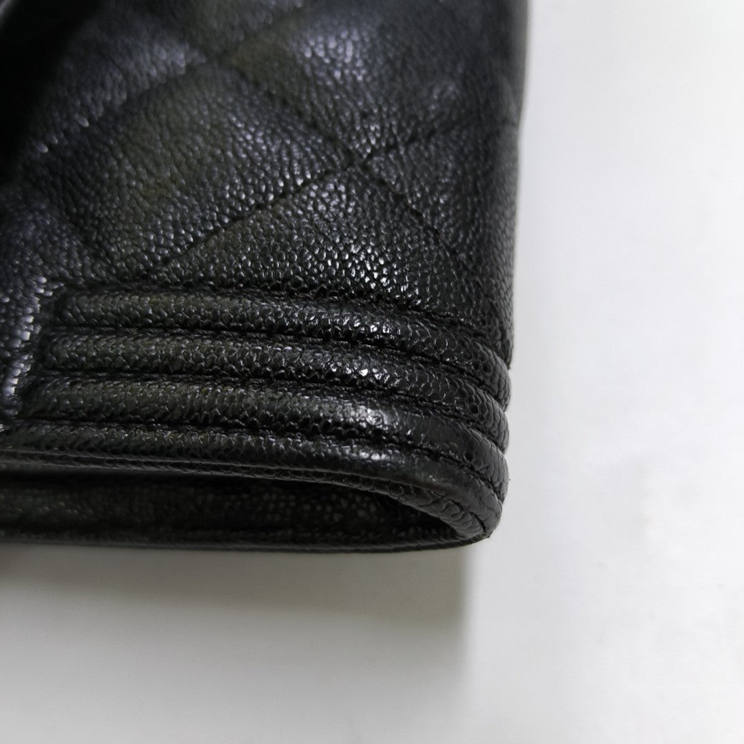 Cartera BOY CHANEL de piel de becerro granulada acolchada negra