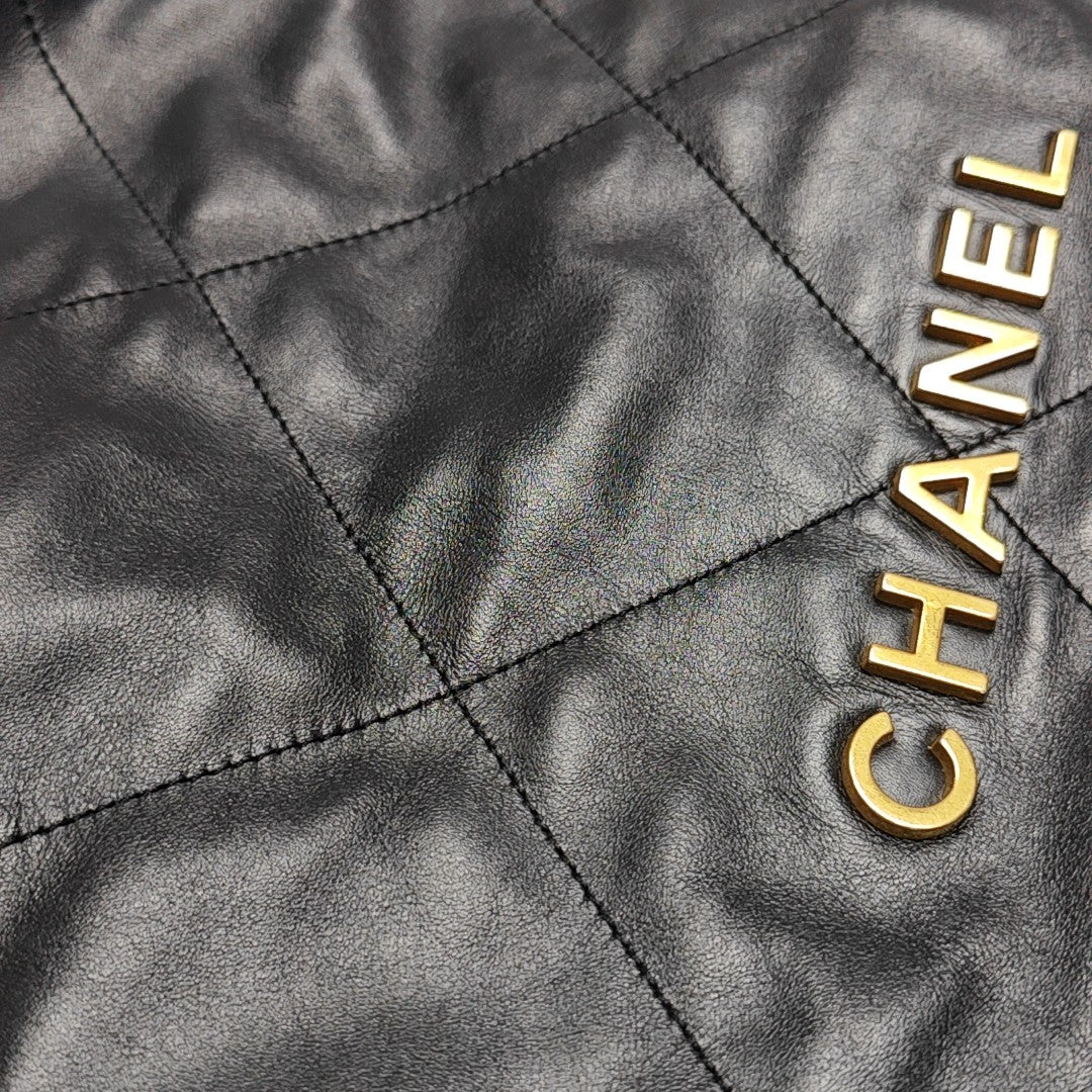 CHANEL 22 Medium Quilted Calfskin Black