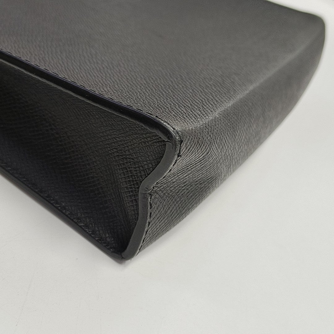 Pochette Voyag MM Calfskin Black