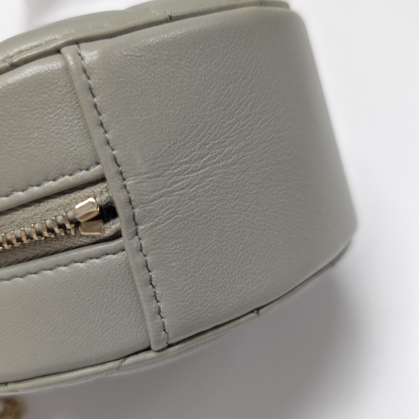 ROUND Quilted Lambskin Gray