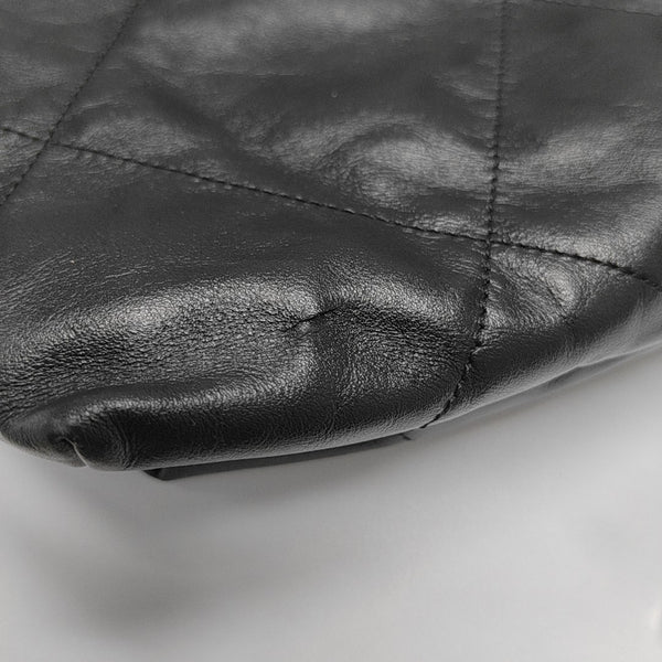 CHANEL 22 Medium Quilted Calfskin Black