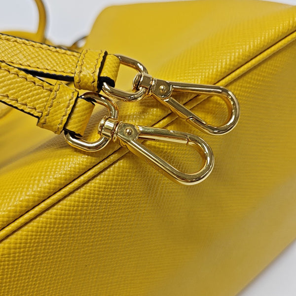 Doble Saffiano Mediano Piel de Becerro Amarillo