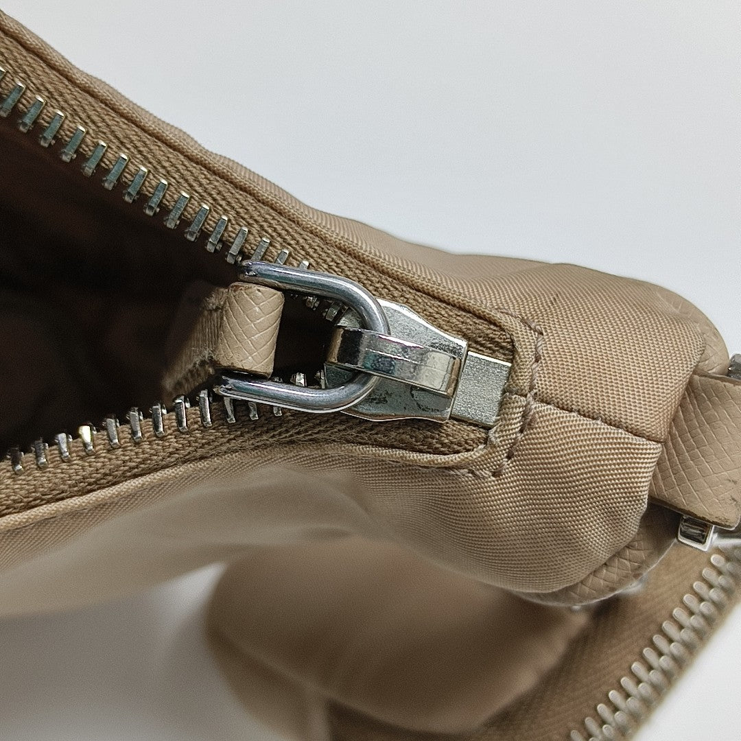 Authenticated pre-owned  Re-Edition2005 Nylon Beige - Shoulder Bag at Looply
