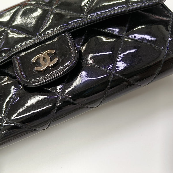 Cartera negra de piel charol acolchada CLASSIC FLAP