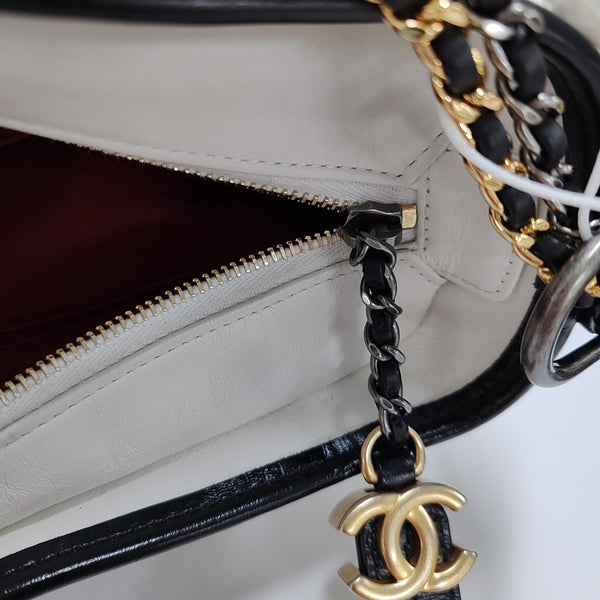 Authenticated pre-owned  GABRIELLE Medium Quilted Calfskin White - Crossbody Bag at Looply