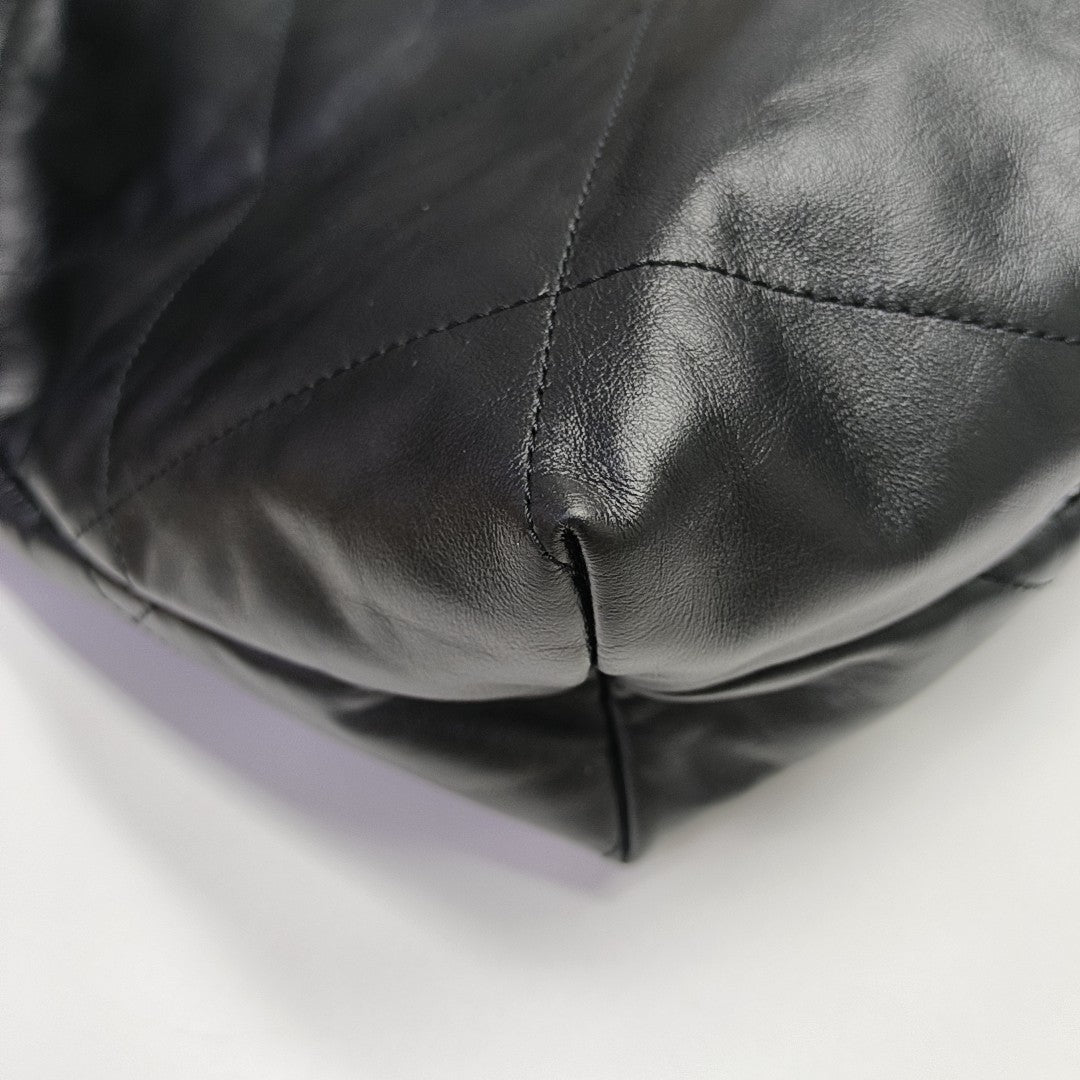 CHANEL 22 Medium Quilted Calfskin Black