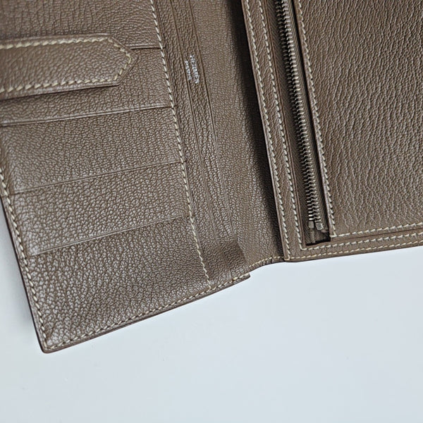 Bearn Medium Chèvre Mysore Gray Wallet