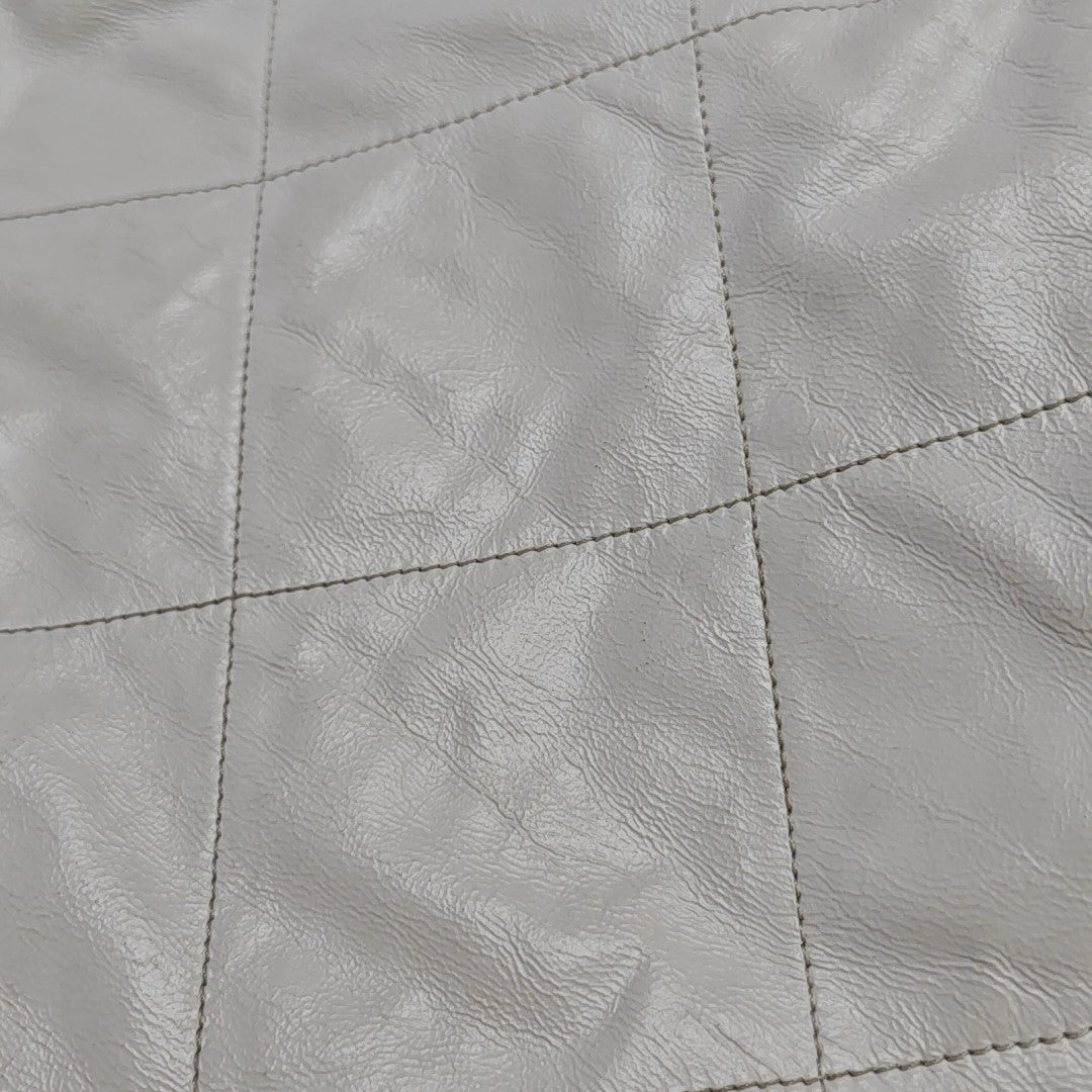 CHANEL 22 Medium Quilted Calfskin White