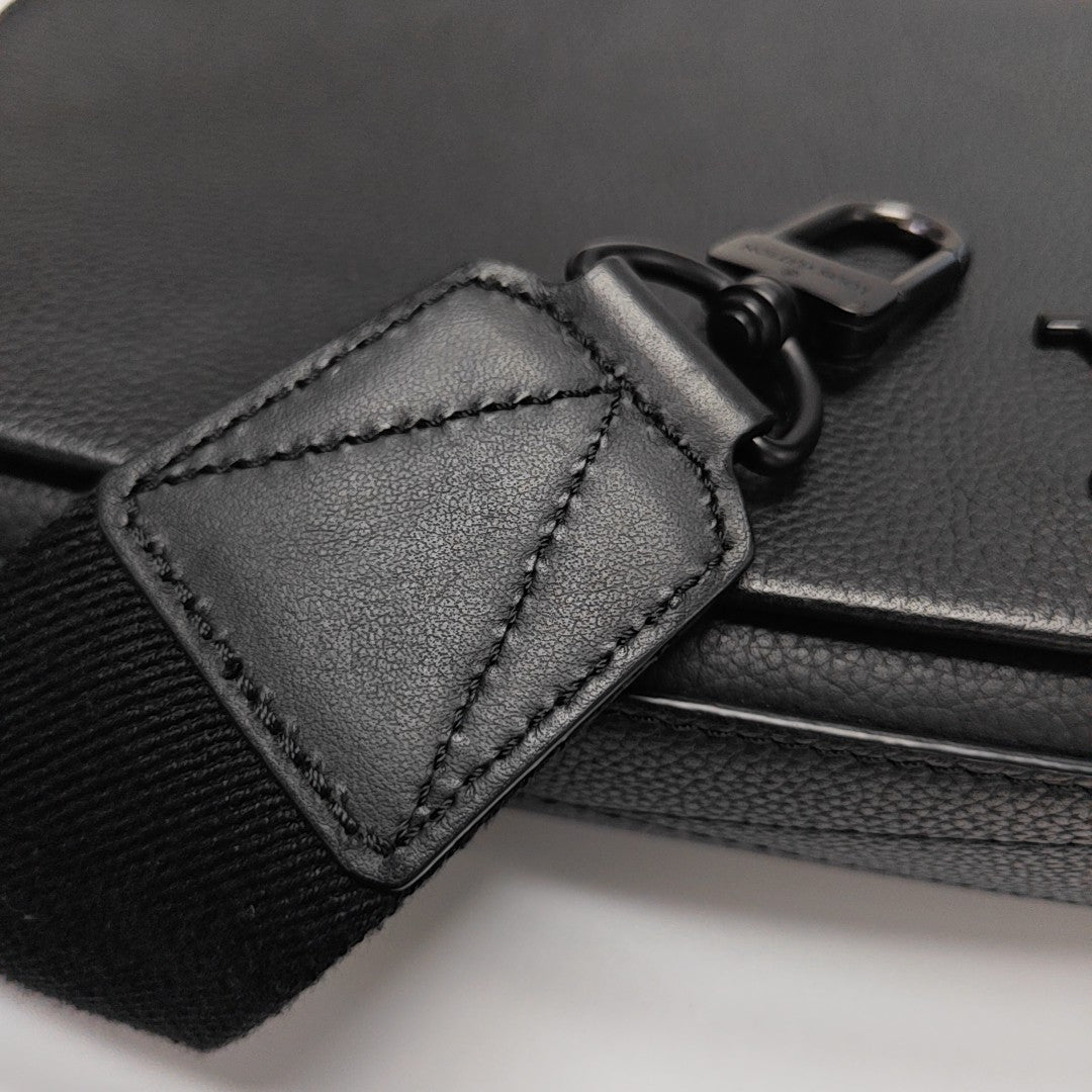 MESSENGER VOYAGE Calfskin Black