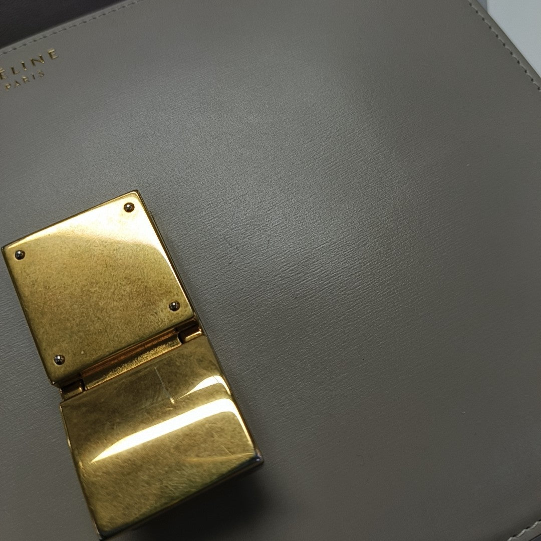 CLASSIC BOX Medium Calfskin Gray
