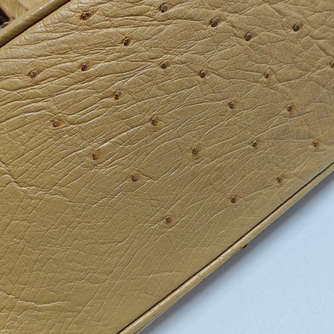 Bolso de mano de avestruz amarillo