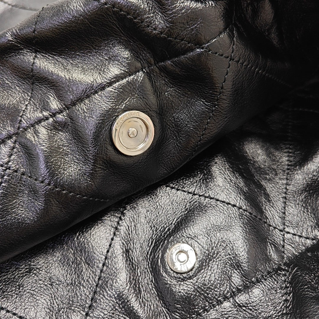 CHANEL 22 Medium Quilted Calfskin Black