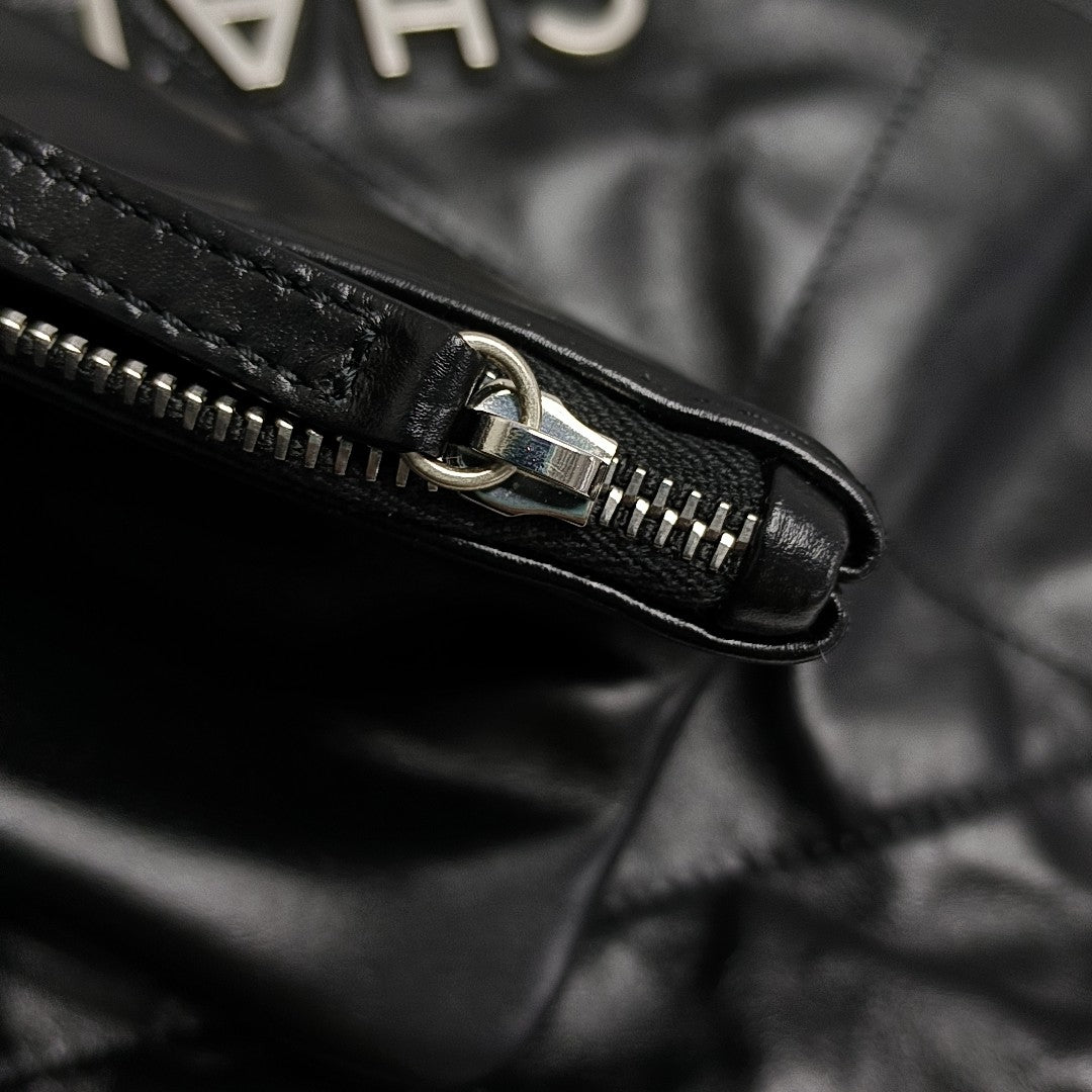 CHANEL 22 Medium Quilted Calfskin Black