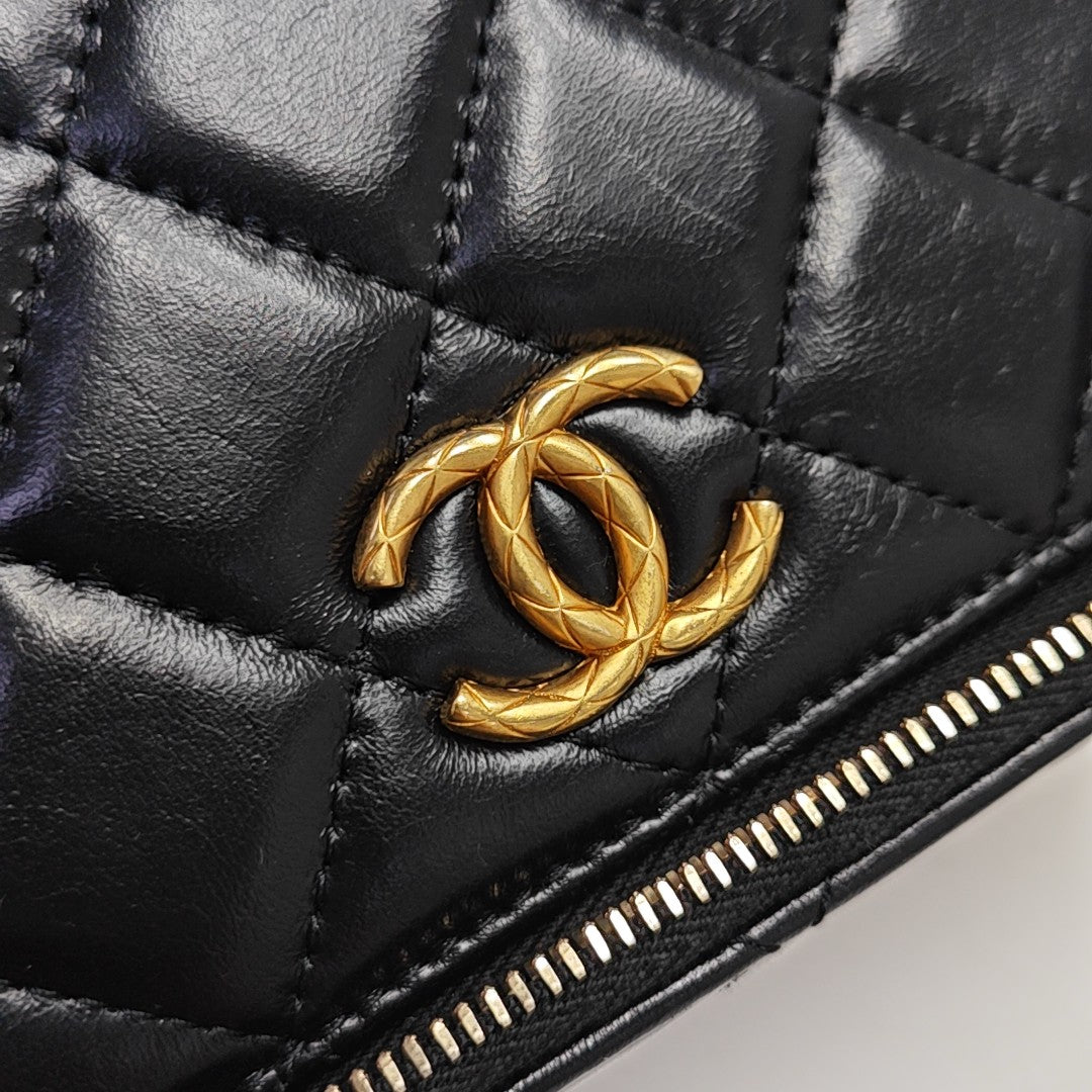 VANITY CASE Small Quilted Lambskin Black