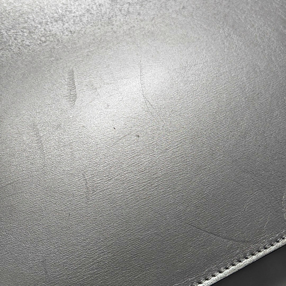 Authenticated pre-owned  CLASSIC BOX Calfskin Silver - Shoulder Bag at Looply