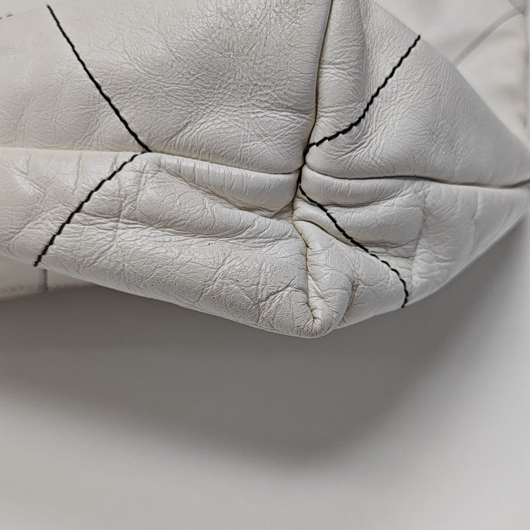 CHANEL 22 Medium Quilted Calfskin White