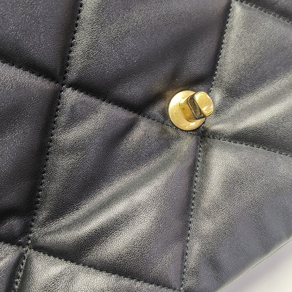 CHANEL 19 Mediano Piel de Cordero Acolchada Negra