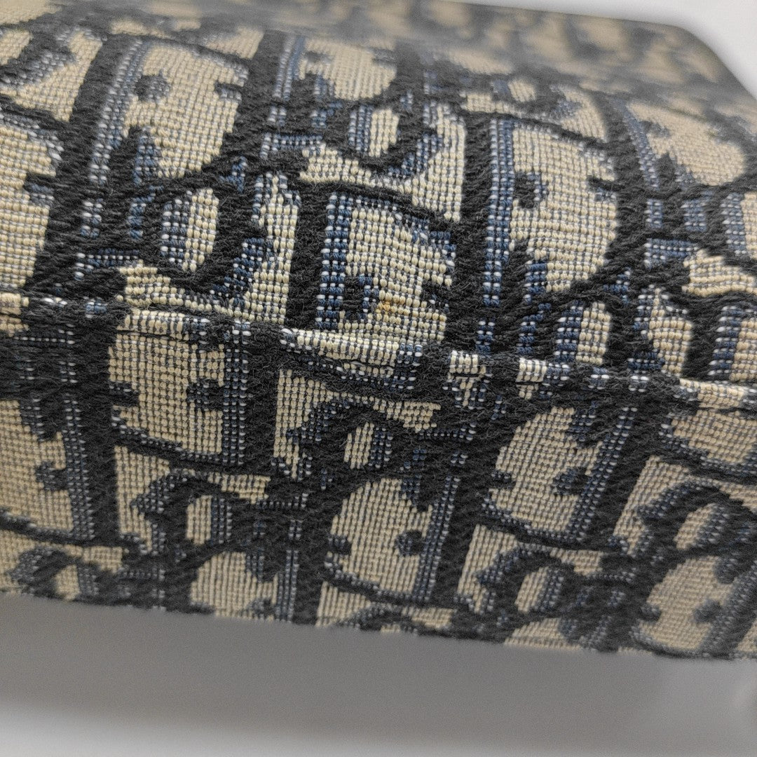 Authenticated pre-owned  30 Montaigne East-West Oblique Canvas Blue - Clutch at Looply