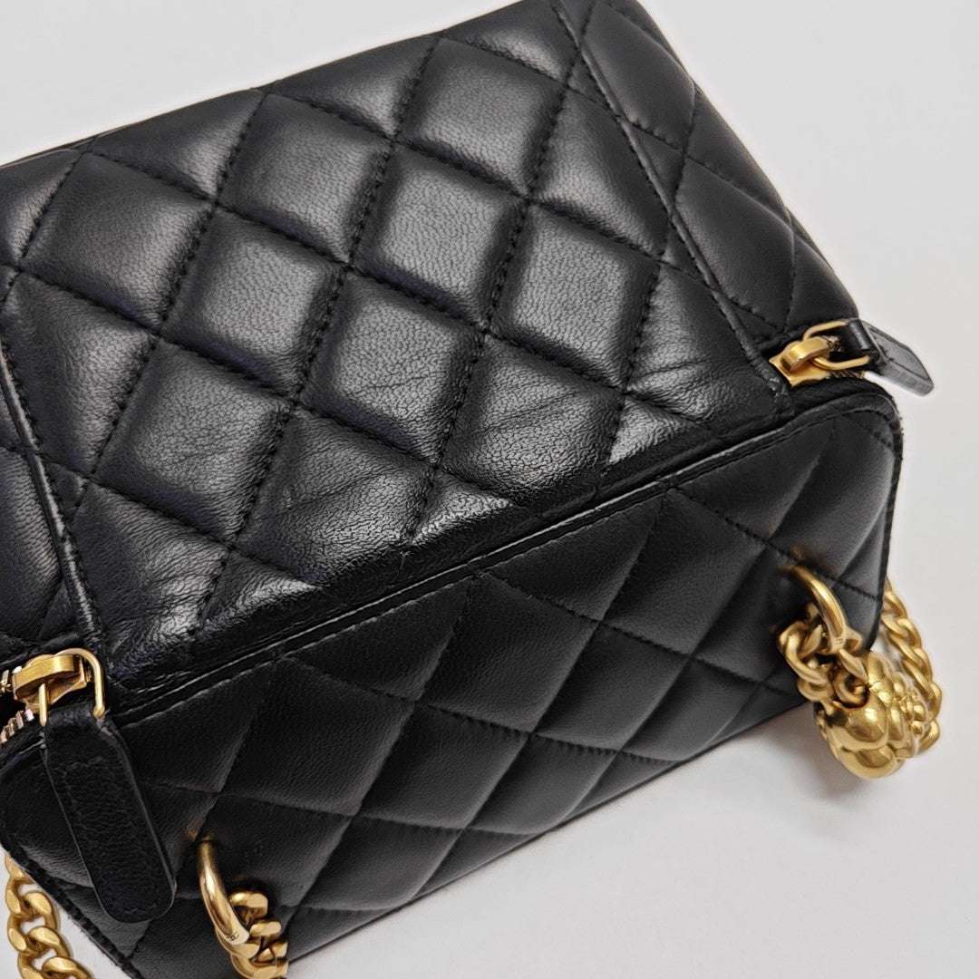 VANITY CASE Medium Quilted Lambskin Black