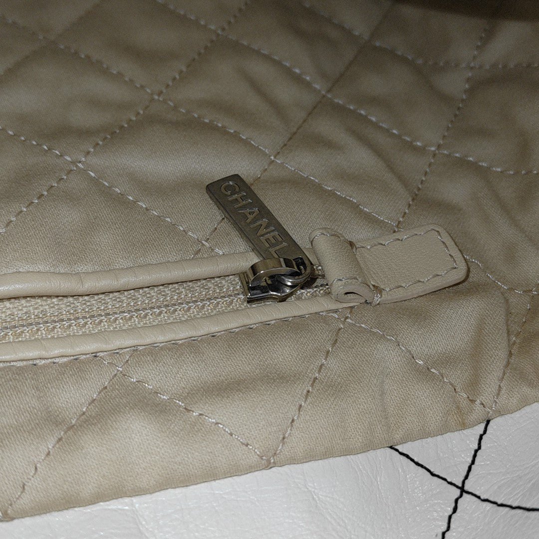 CHANEL 22 Medium Quilted Calfskin White