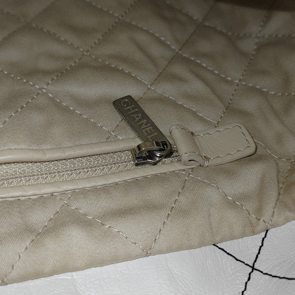 CHANEL 22 Medium Quilted Calfskin White