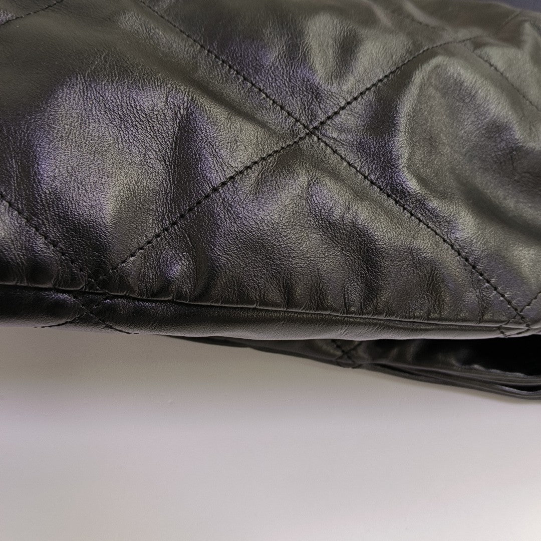 CHANEL 22 Medium Quilted Calfskin Black