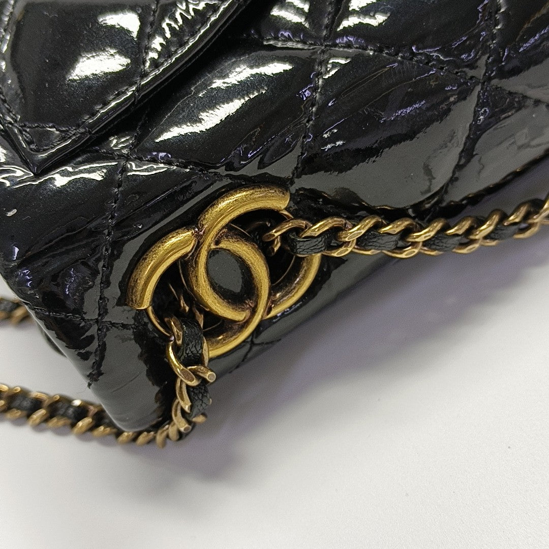 CLASSIC FLAP Quilted Patent Leather Black