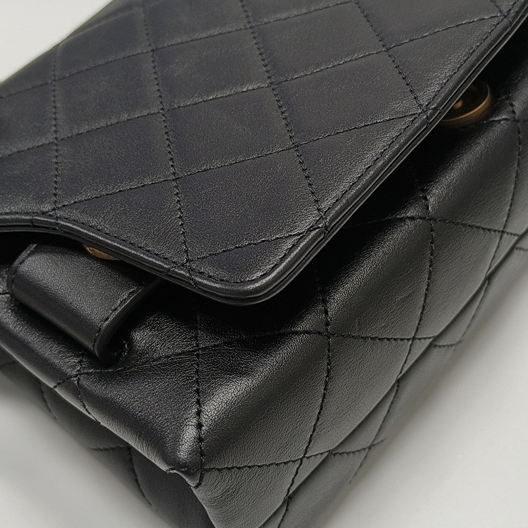 LOGO ENCHAINED FLAP Medium Quilted Calfskin Black