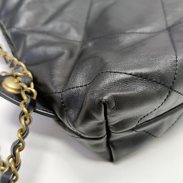 CHANEL 22 Piel de becerro acolchada pequeña negra