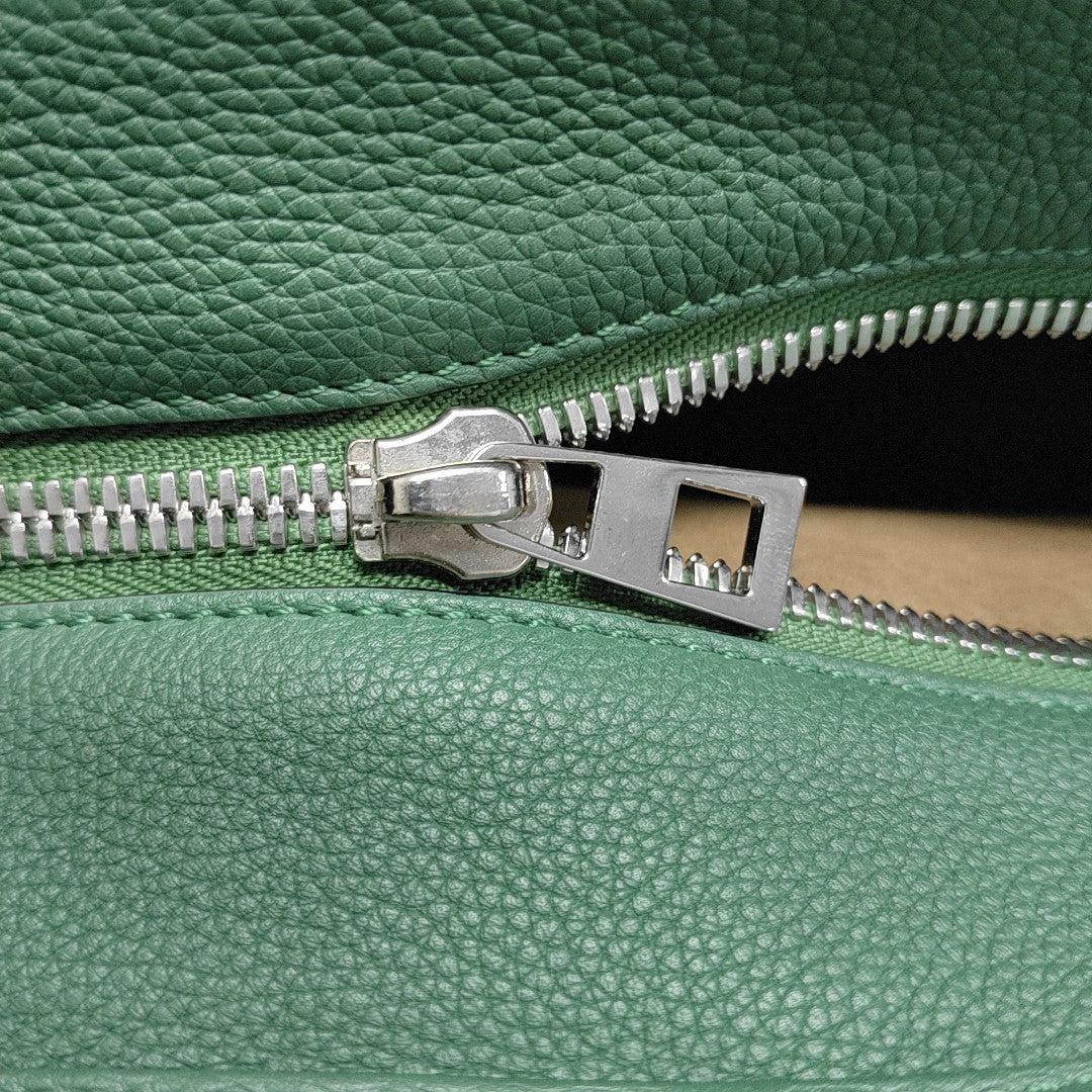 Authenticated pre-owned  Amazona Calfskin Green - Shoulder Bag at Looply