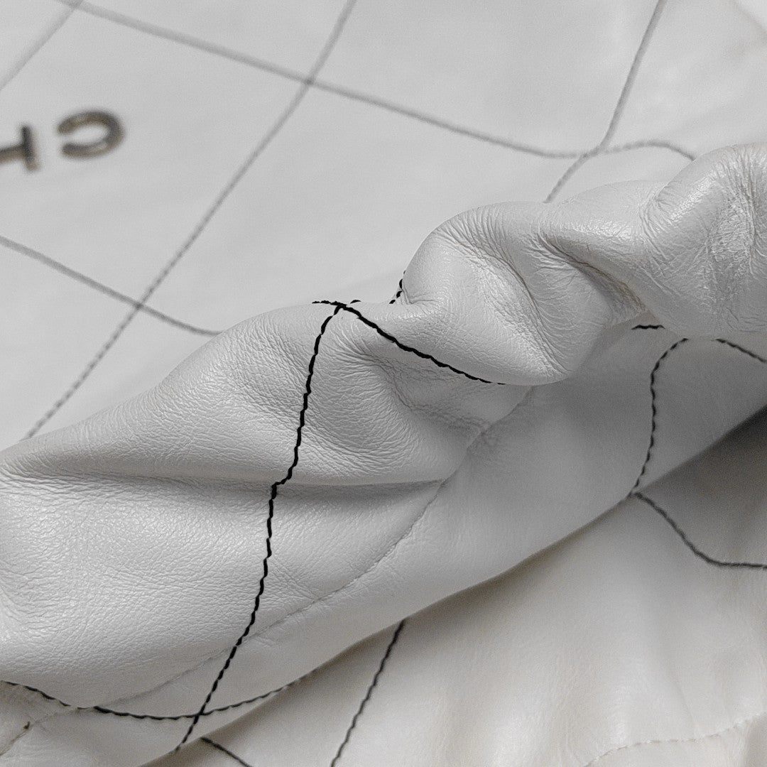 CHANEL 22 Medium Quilted Calfskin White
