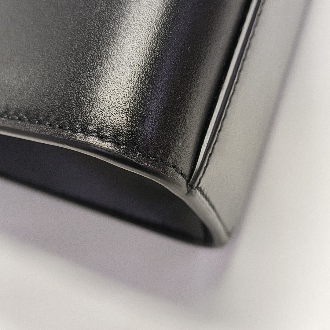 MANHATTAN Medium Calfskin Black