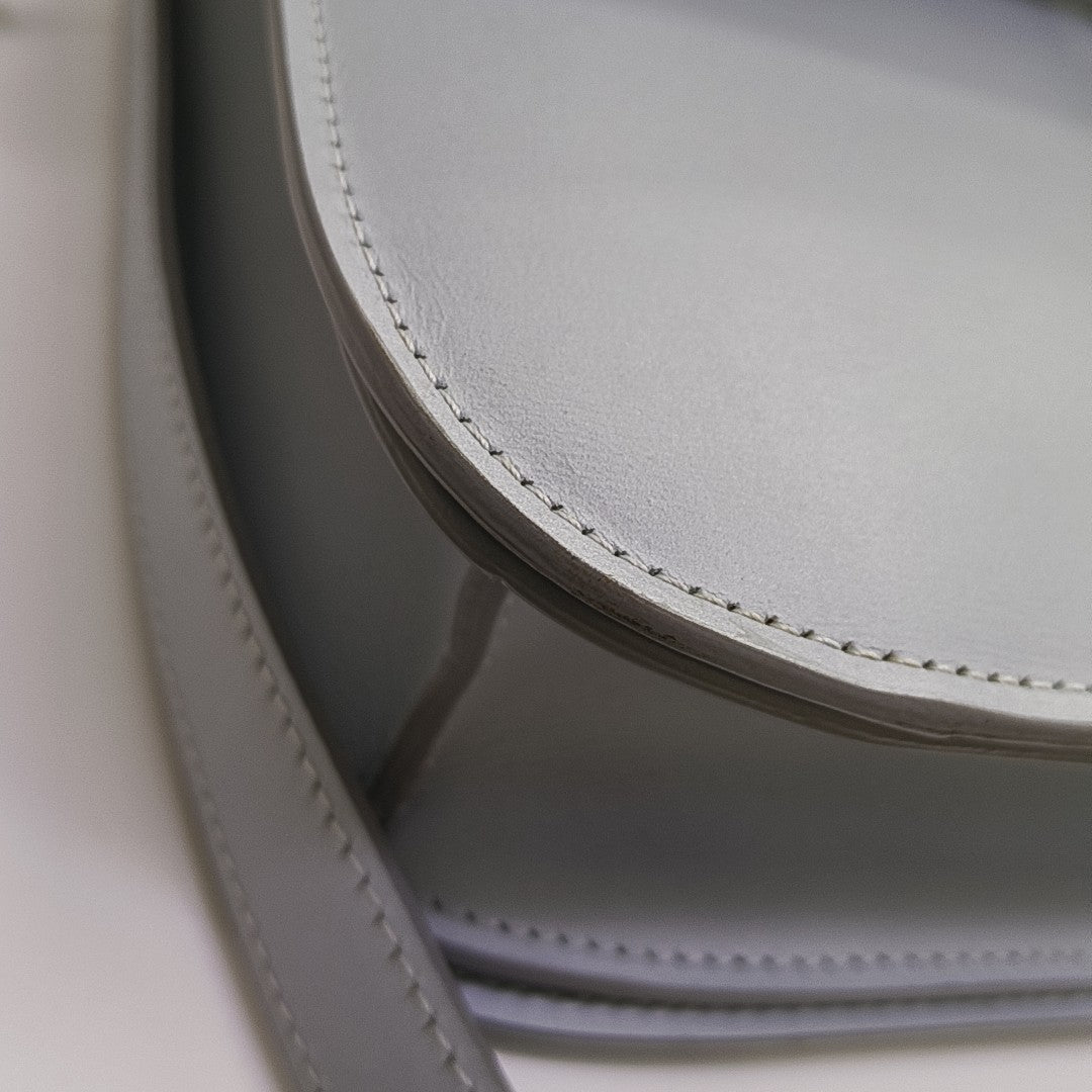 CLASSIC BOX Medium Calfskin Blue