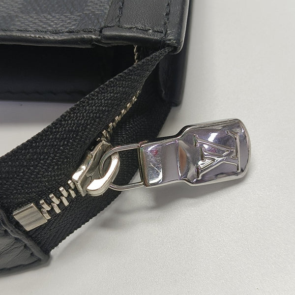 Pochette Voyag MM Damier Graphite Coated Canvas Gray