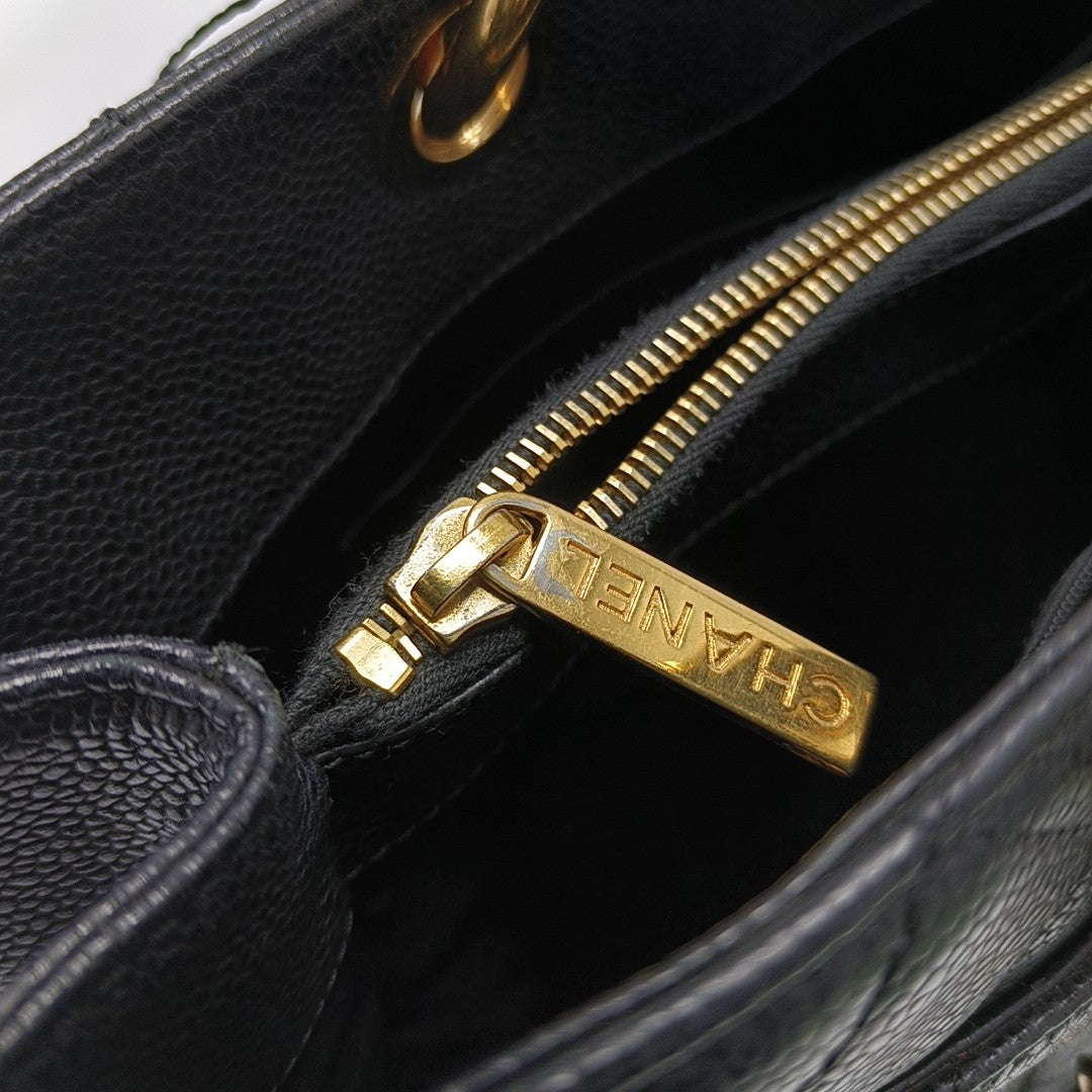 Chanel GST Large en Piel de Becerro Granulada Acolchada Negra
