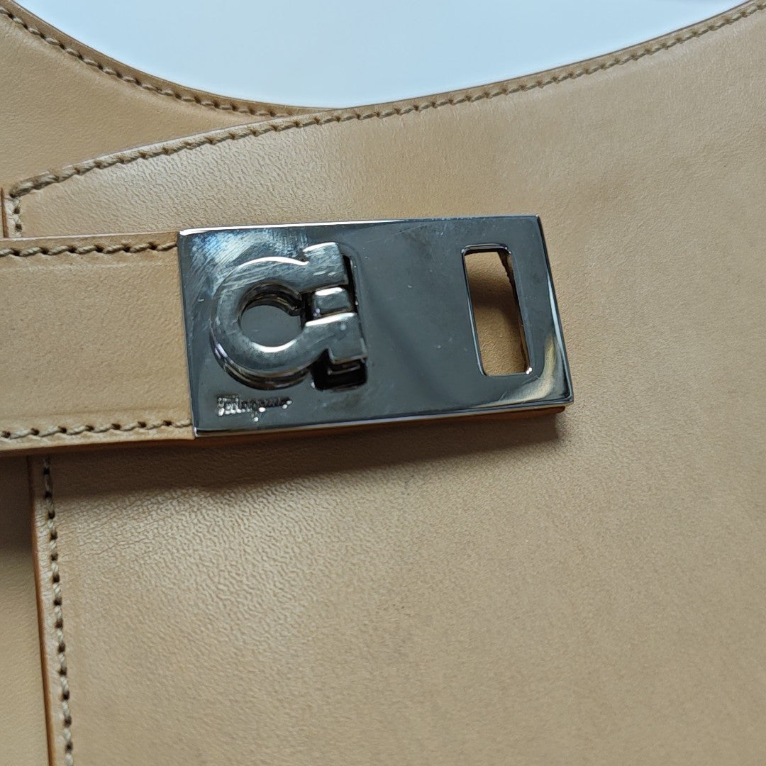 Clasp Hobo Medium Calfskin Brown